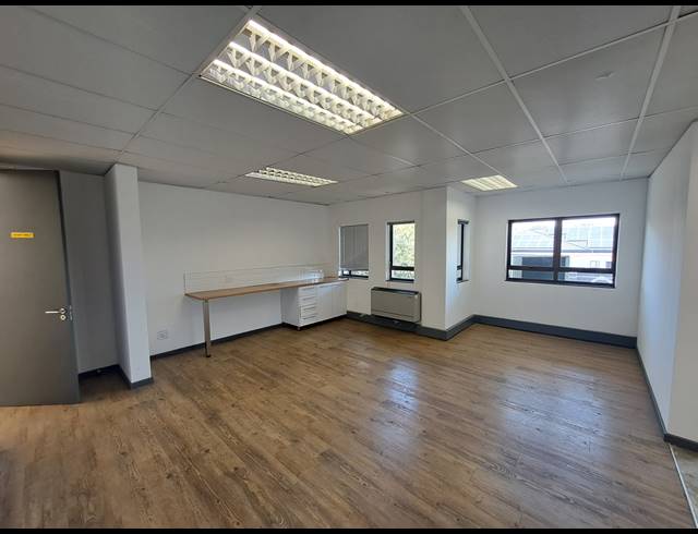 423M² OFFICE TO LET IN HYDE PARK
